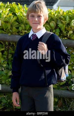 Portrait d'un écolier en uniforme lors de sa première journée à l'École des cadres supérieurs Banque D'Images