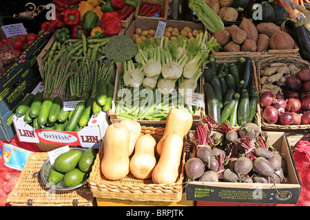 Légumes frais sur l'affichage à l'extérieur d'un marchands de Broadway en Angleterre Banque D'Images