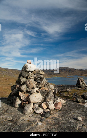 Le Groenland, Qaqortoq, Hvalsey (aka l'île de baleine). Accueil de l'église de Hvalsey (aka Hvalso Kirkeruin), cairn de pierre. Banque D'Images