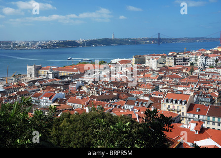 Château St George - Castelo de São Jorge - Portugal - vue panoramique sur la ville de Lisbonne et le Tage - Rio Tejo Portugal Lisboa Banque D'Images