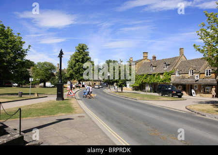 Seule la rue principale dans le village pittoresque de Worcestershire Broadway partie des célèbres Cotswolds Banque D'Images