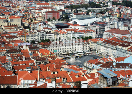 Lisboa - Lisbonne vue sur la Praça da Figueira square par St George - Château Castelo de São Jorge - Portugal - Rossio Banque D'Images