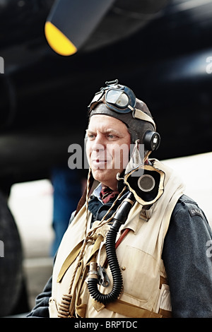 Pilote aux commandes de bombardier Lancaster, vêtu de sa combinaison de vol de la seconde guerre mondiale, Winnipeg, Manitoba, Canada Banque D'Images