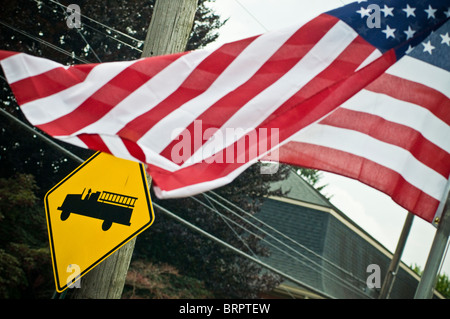 USA flag blowing in wind à petite ville parade Banque D'Images