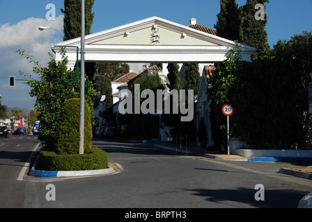 Passage de l'entrée du Club Marbella, Marbella, Costa del Sol, la province de Malaga, Andalousie, Espagne, Europe de l'Ouest. Banque D'Images