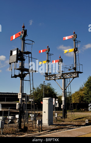 Les signaux de sémaphore à Worcester Shrub Hill railway station, Worcestershire, Angleterre, RU Banque D'Images