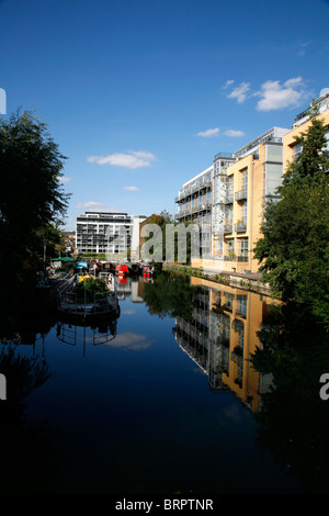 Bateaux amarrés dans le canal du bassin de Kingsland, Ville de Beauvoir, Londres, UK Banque D'Images