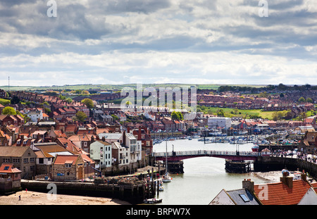 Ville historique de Whitby, Yorkshire, vue avec pont tournant sur la rivière Esk, Yorkshire du Nord, Angleterre Royaume-Uni Banque D'Images
