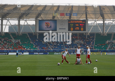 L'équipe nationale danoise se réchauffe au Stade du Centre sportif de Wuhan avant une Coupe du Monde féminine 2007 match contre la Nouvelle-Zélande. Banque D'Images