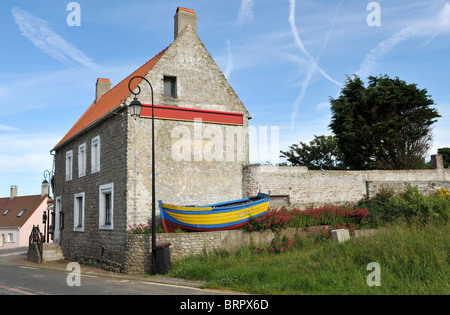 La sinueuse route côtière entre Boulogne et Calais passe par le vilage de Audinghen avec ses maisons traditionnelles Banque D'Images