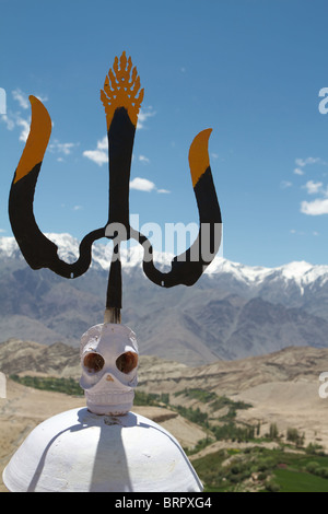 Le crâne et la fourche sur le haut de klu kkhyil gompa Banque D'Images