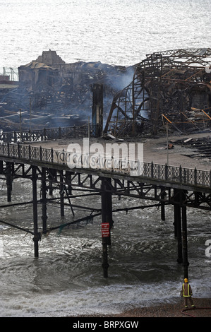 Hastings Pier le jour après un incendie criminel l'a laissé presque complètement détruit Banque D'Images