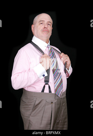 Guy en chemise rose et de bretelles à heureux et fier Banque D'Images