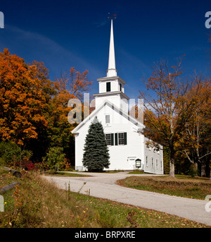 Tourné d'automne de l'église typique de New York à l'automne que les arbres lumineux orange et rouge Banque D'Images