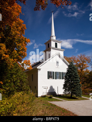 Tourné d'automne de l'église typique de New York à l'automne que les arbres lumineux orange et rouge Banque D'Images