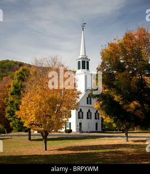 Tourné d'automne de l'église typique de New York à l'automne que les arbres lumineux orange et rouge Banque D'Images