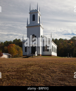 Tourné d'automne de l'église typique de New York à l'automne que les arbres lumineux orange et rouge Banque D'Images