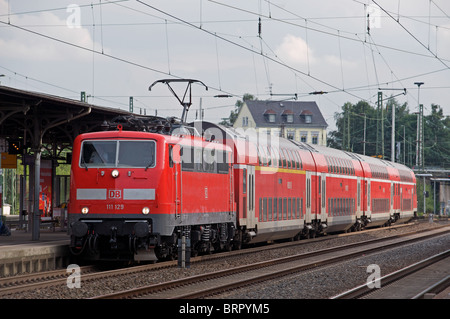 Le train de voyageurs à deux étages Banque D'Images