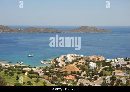 Vue vers l'île de Spinalonga depuis les collines au-dessus de Elounda, Crete, Grèce Banque D'Images