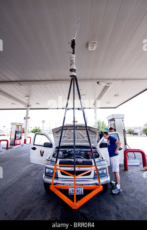 Storm Chaser Shawn McQuinn se remplit un projet Vortex 2 chariot avec de l'essence à New York, 1 juin 2010. Banque D'Images