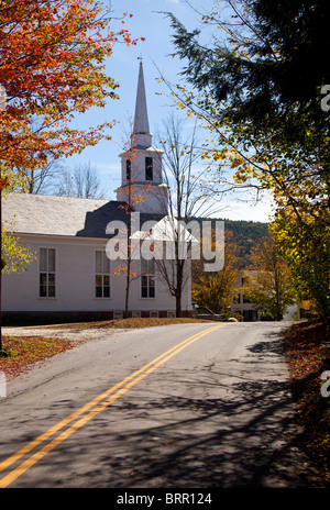 Tourné d'automne de l'église typique de New York à l'automne que les arbres lumineux orange et rouge Banque D'Images