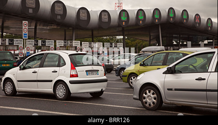 Toll péage de l'autoroute A10 E5 E50 près de Paris par temps de pluie France Banque D'Images