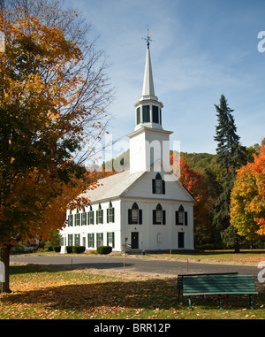 Tourné d'automne de l'église typique de New York à l'automne que les arbres lumineux orange et rouge Banque D'Images