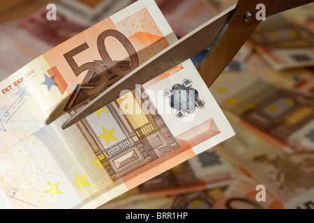 Pile de cinquante billets avec 50 euro note d'être coupées avec une paire de ciseaux en europe zone euro Banque D'Images