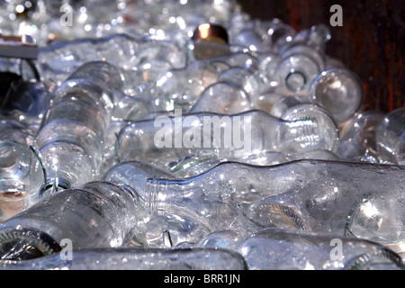 Recyclage écologique des bouteilles en verre dans le récipient malpropre Banque D'Images