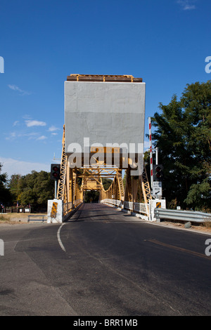 Un pont-levis le long de la rivière Sacramento en Californie Banque D'Images