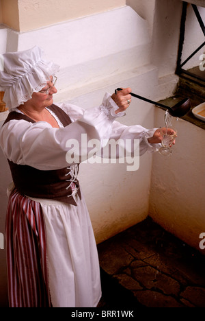 Balancier en costume spa sert de l'eau du printemps Chalybeate à Tunbridge Wells Banque D'Images
