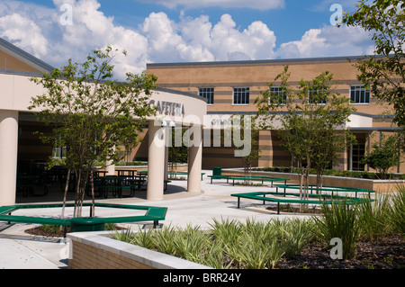 Cafétéria et gymnase de l'école moyenne en Floride. Banque D'Images