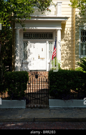 Une Seule Maison du quartier historique de Charleston, l'entrée de style d'un après-midi à Charleston, SC, avec un drapeau américain bien en vue. Banque D'Images