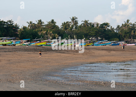 Tôt le matin sur la plage de Kuta, Bali Banque D'Images