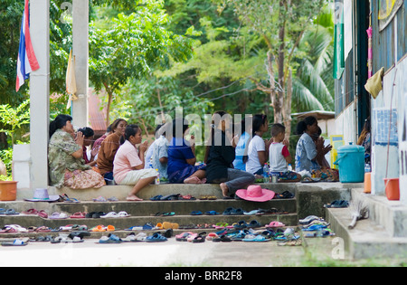 Les villageois priant dans un temple dans les régions rurales en Thaïlande Banque D'Images