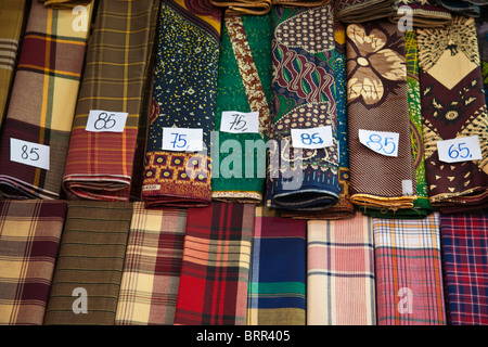 Tissu imprimé coloré en vente dans un magasin à Maxixe Banque D'Images