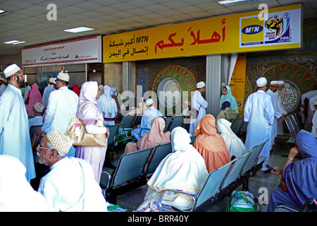 Les passagers qui attendent dans la salle d'embarquement à l'aéroport de Sana'a Banque D'Images