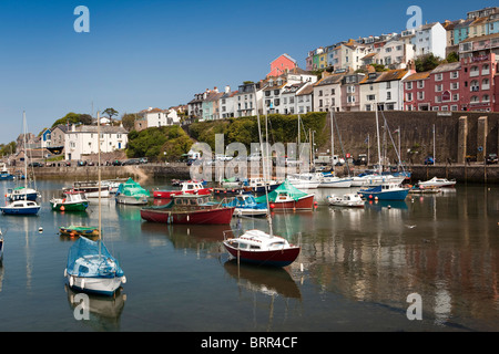 Royaume-uni, Angleterre, Devon, Brixham les bateaux ancrés dans le port ci-dessous belle maisons de bord de mer Banque D'Images