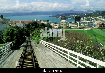 Une ligne de funiculaire avec vue sur le port de Wellington Banque D'Images