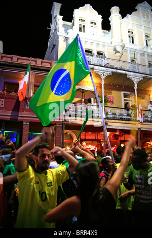 Les brésiliens fans célébrations dans la rue longue après la Coupe du Monde de Soccer 2010 tirage. Banque D'Images