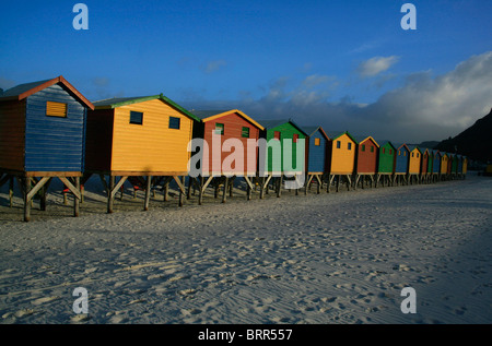 De cabines colorées à Muizenberg Beach Banque D'Images