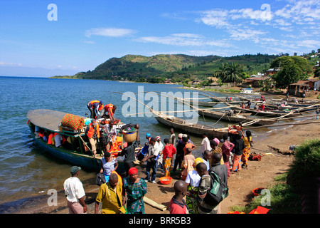 Arrivée des bateaux pour les gens hors charge et de produire à l'petit port de Rubona, près de la ville de Gisenyi Banque D'Images