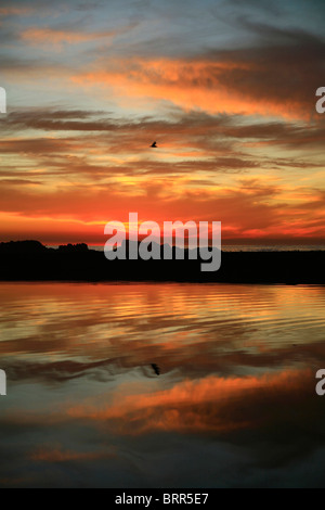 Coucher du soleil et nuages au-dessus de la mer Point beachfront Banque D'Images