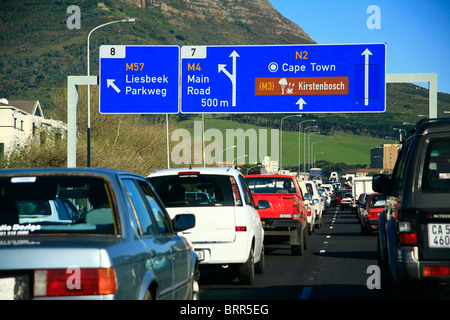 Les voitures sur l'autoroute à l'heure Banque D'Images