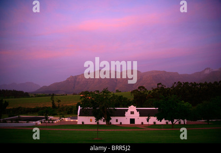 S'appuyant sur le Cape Dutch Webersburg Wine Estate prises au crépuscule Banque D'Images