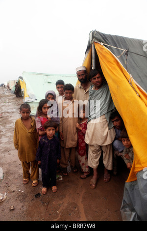 Les victimes des inondations au Pakistan Banque D'Images