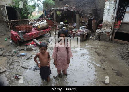 Les victimes des graves inondations au Pakistan (2010) Banque D'Images