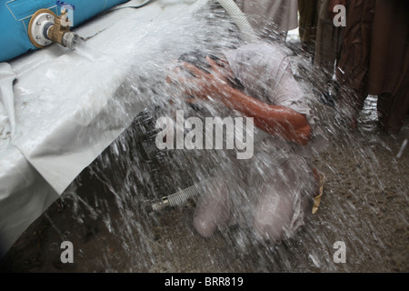 La distribution de l'eau aux victimes d'inondations au Pakistan le Banque D'Images