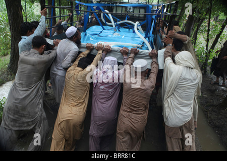 La distribution de l'eau aux victimes d'inondations au Pakistan le Banque D'Images