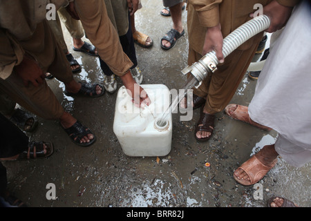 La distribution de l'eau aux victimes d'inondations au Pakistan le Banque D'Images